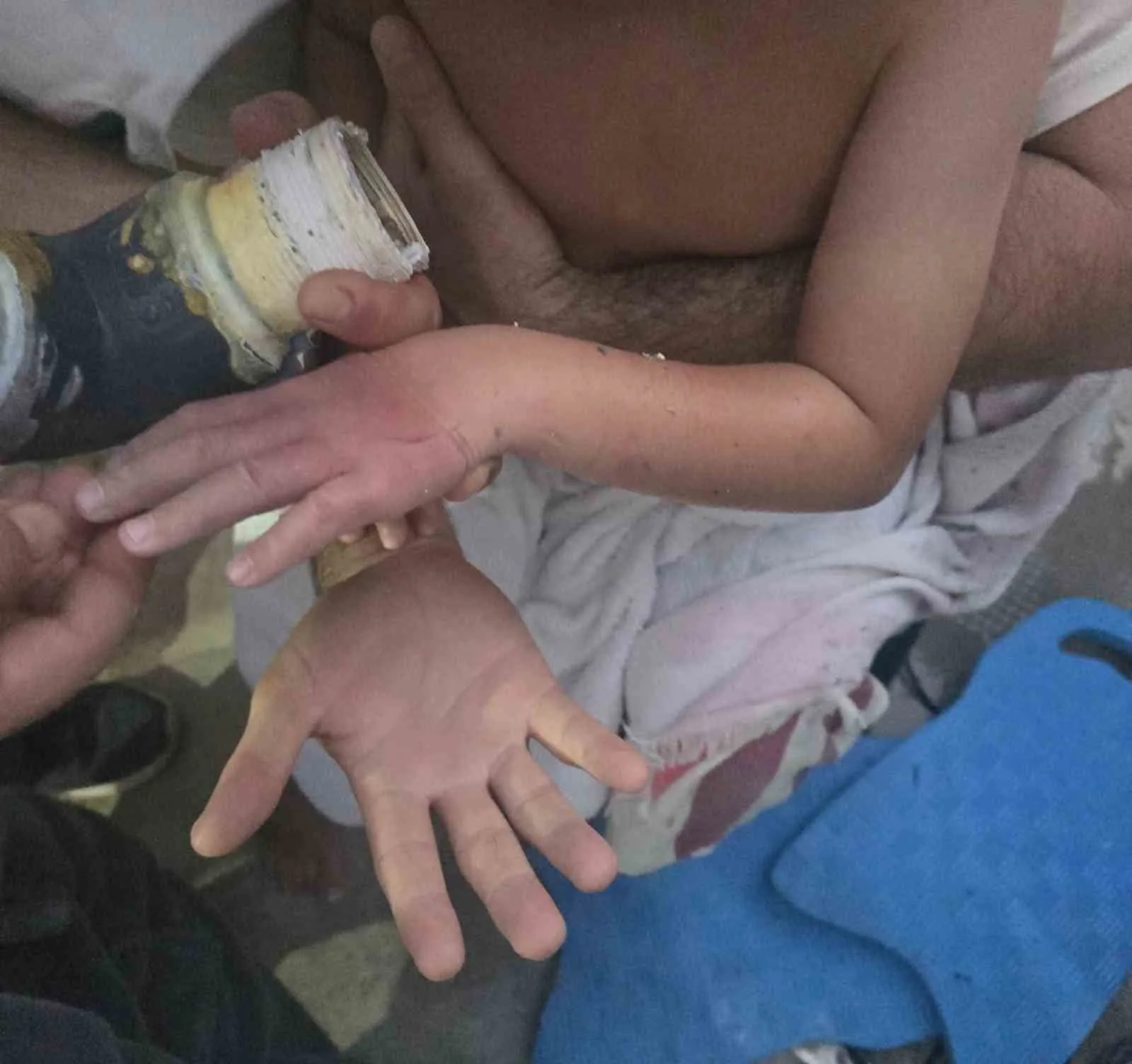 Seydikemer'de korku dolu anlar: Minik T.A. havuzun emiş borusundan son anda kurtarıldı