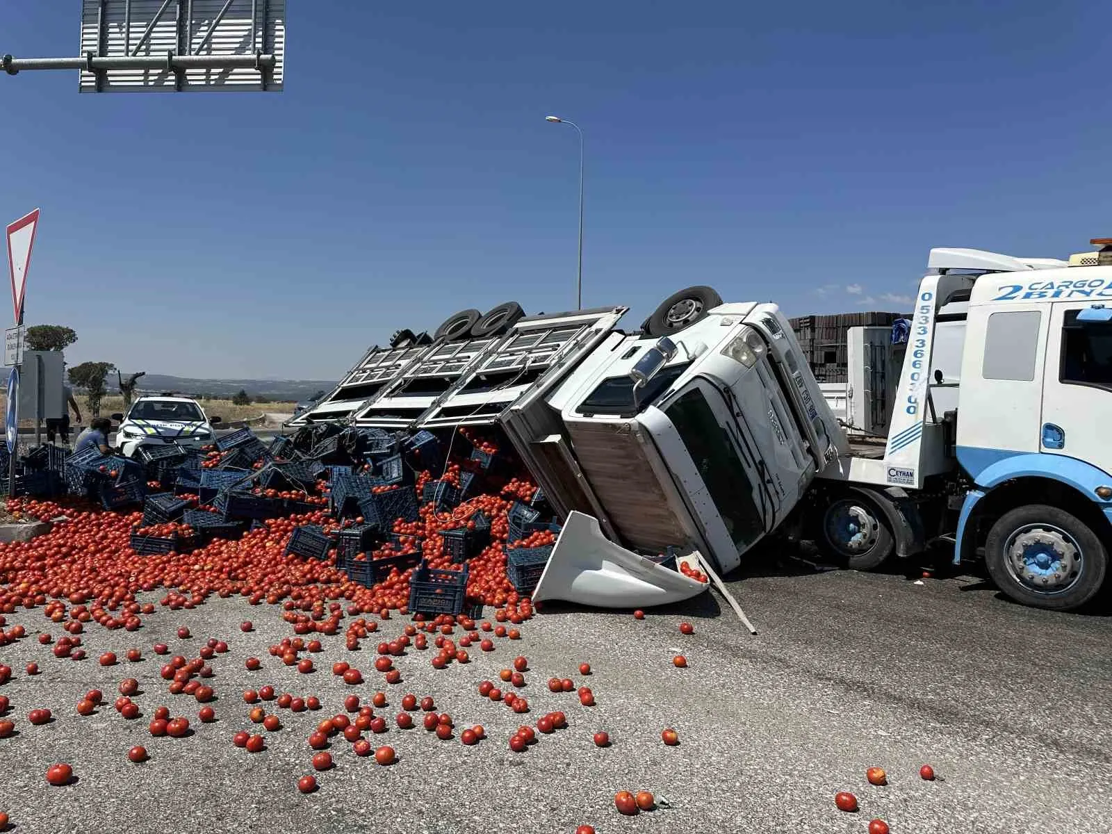 Uşak yolunda domates kazası: Çekiciden düşen kamyon trafiği kilitledi