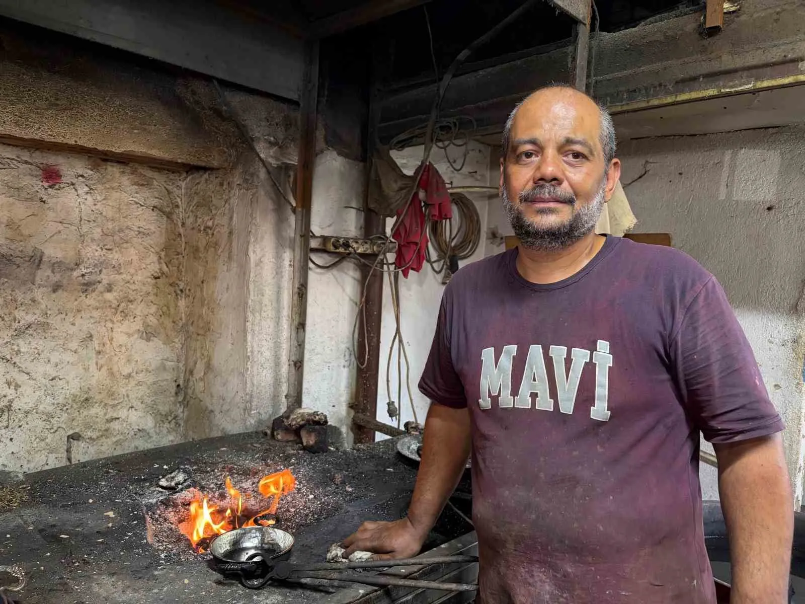 70 derecelik ocağın başında 35 yıllık sadakat: İzmir’in son kalaycısı sıcağa meydan okuyor