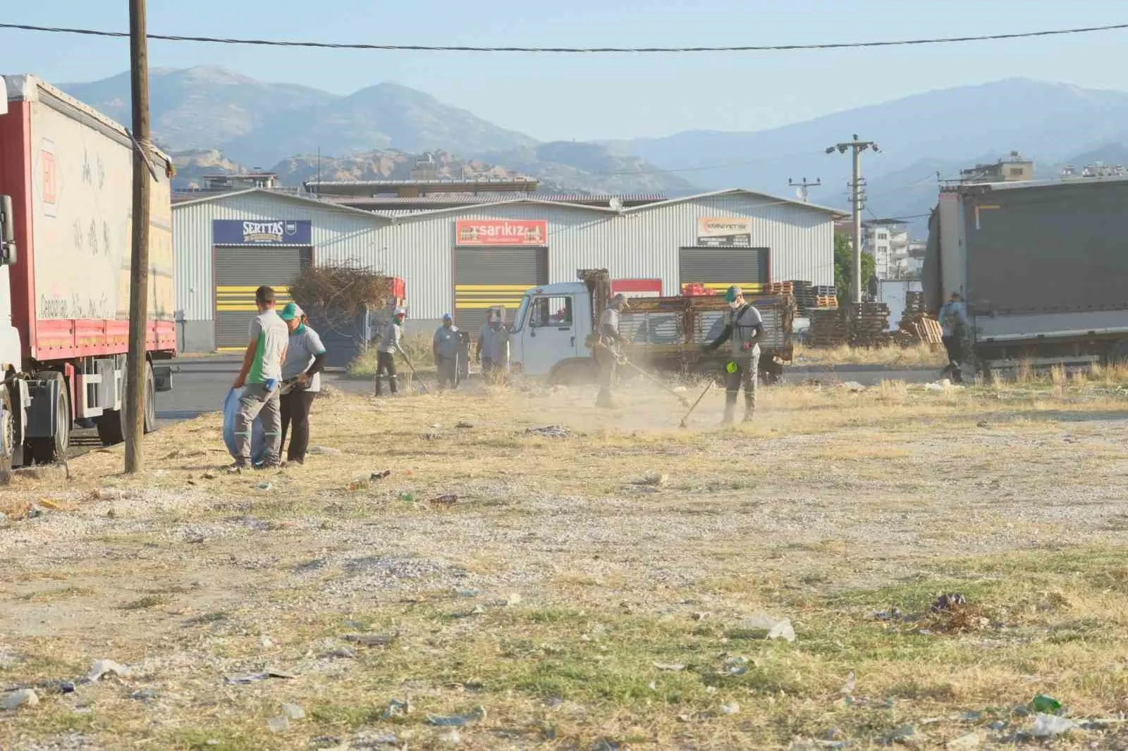 Nazilli sanayisinde mesai erken başladı: Esnaf kepenk açmadan temizlik bitti