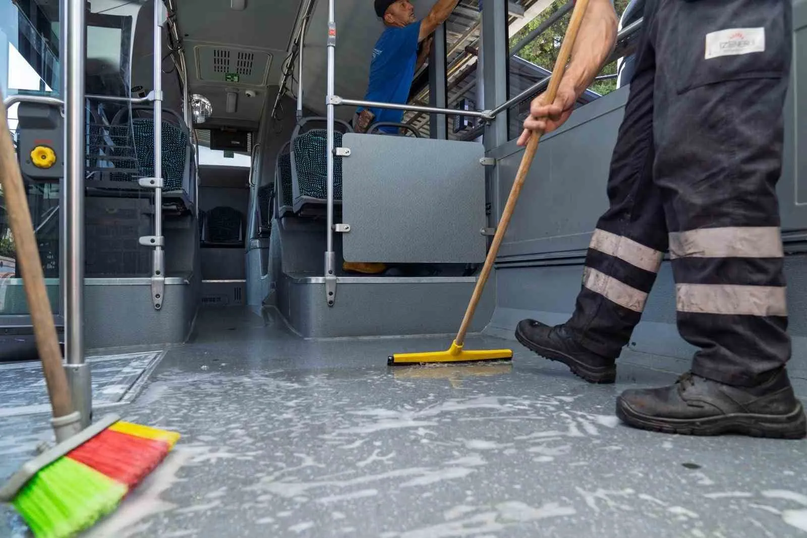 İzmir'in toplu taşımasında çevreci devrim: Milyonlarca litre su tasarruf ediliyor
