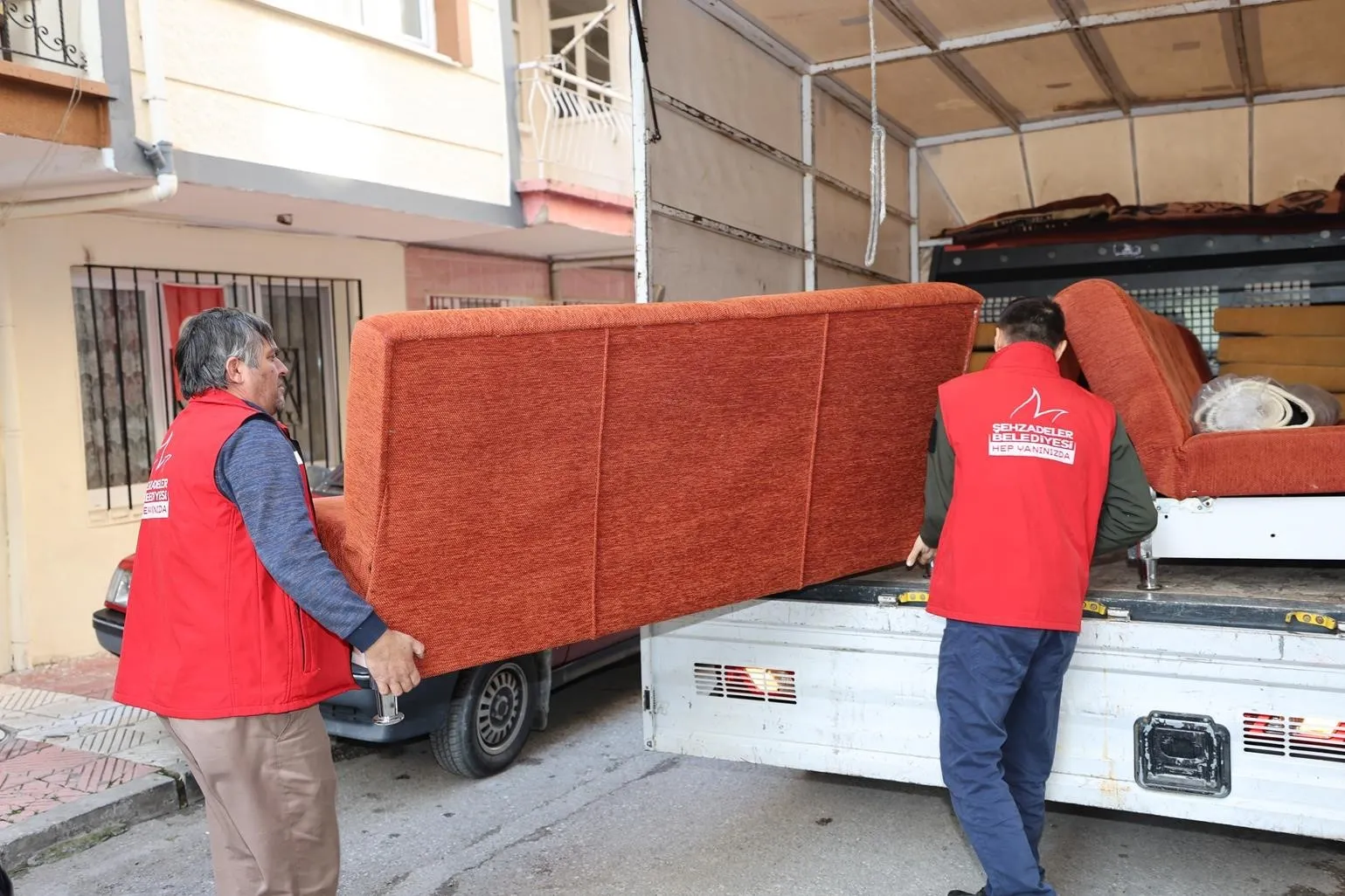 Şehzadeler’de ev eşyaları yeniden hayat buluyor: İhtiyaç sahiplerine gönül köprüsü