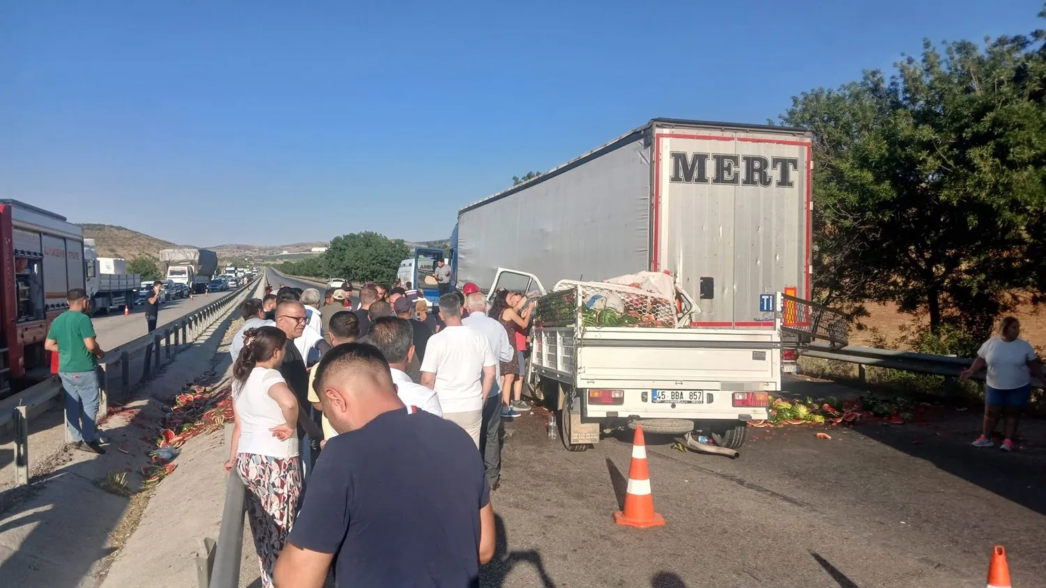 Kula’da korkunç kaza: Kamyonet tıra girdi, bir kişi araçta sıkıştı