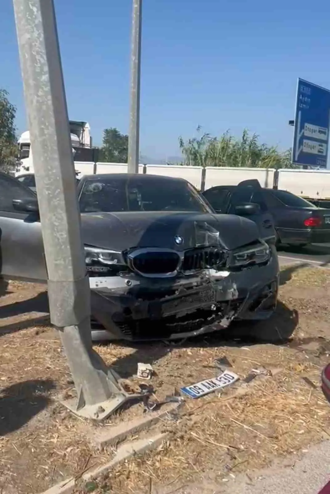 Aydın'da trafik kazası: Otomobil aydınlatma direğine çarptı