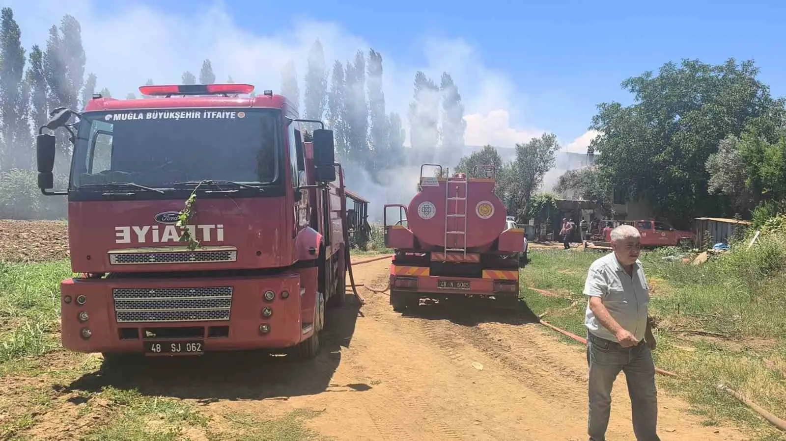 Menteşe’de korku dolu anlar: Bahçedeki saman yangını eve sıçradı