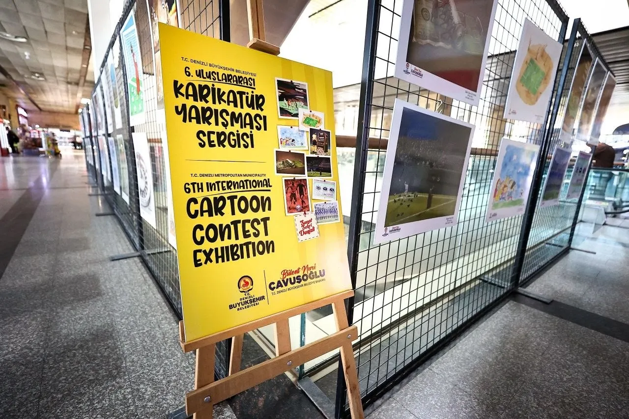 Otobüs beklerken sanat molası: Futbol tutkusu karikatürle terminale taşındı