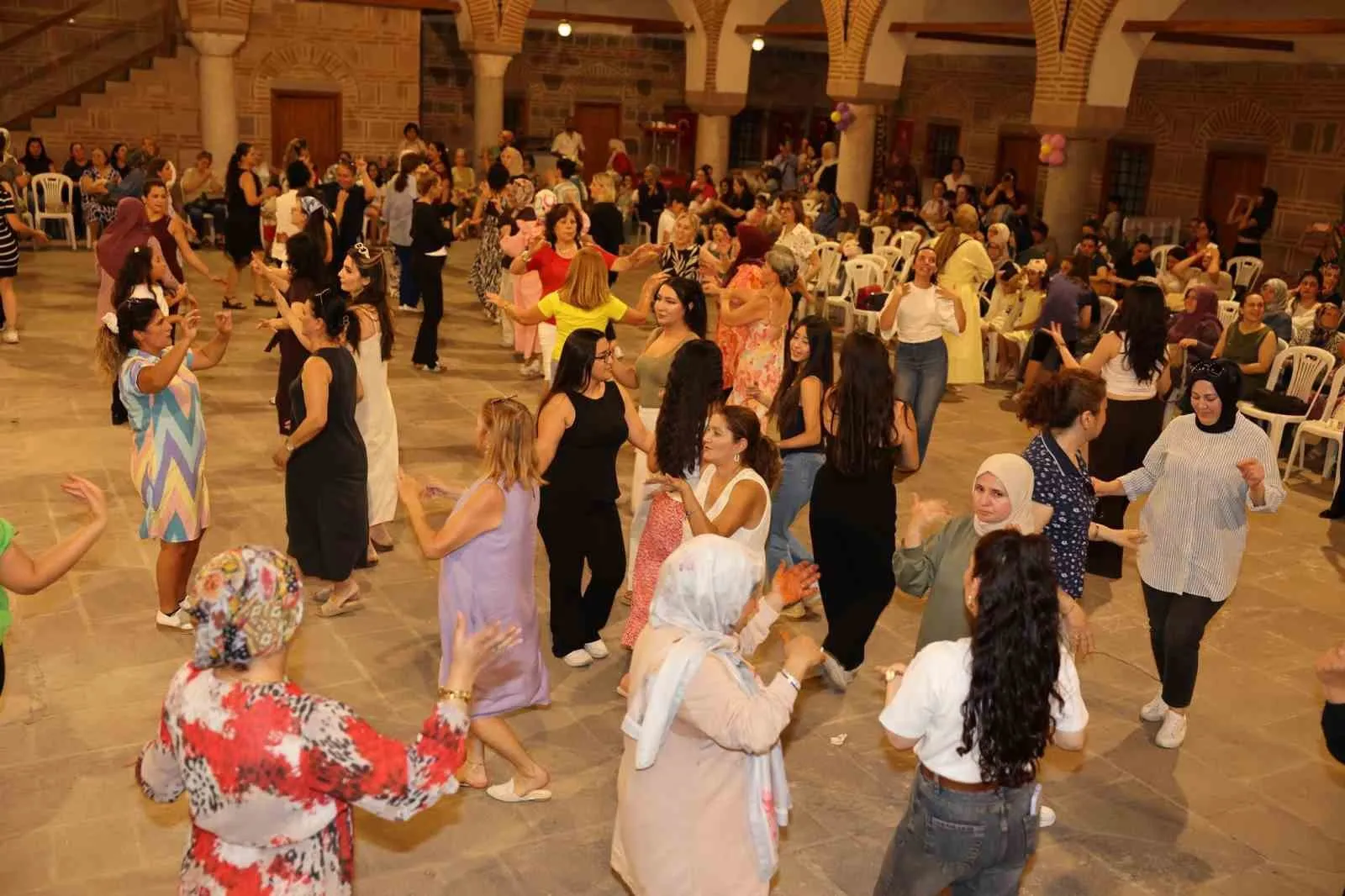 Tarihi dokuda unutulmaz buluşma: Manisalı kadınlar Kurşunlu Han’da stres attı