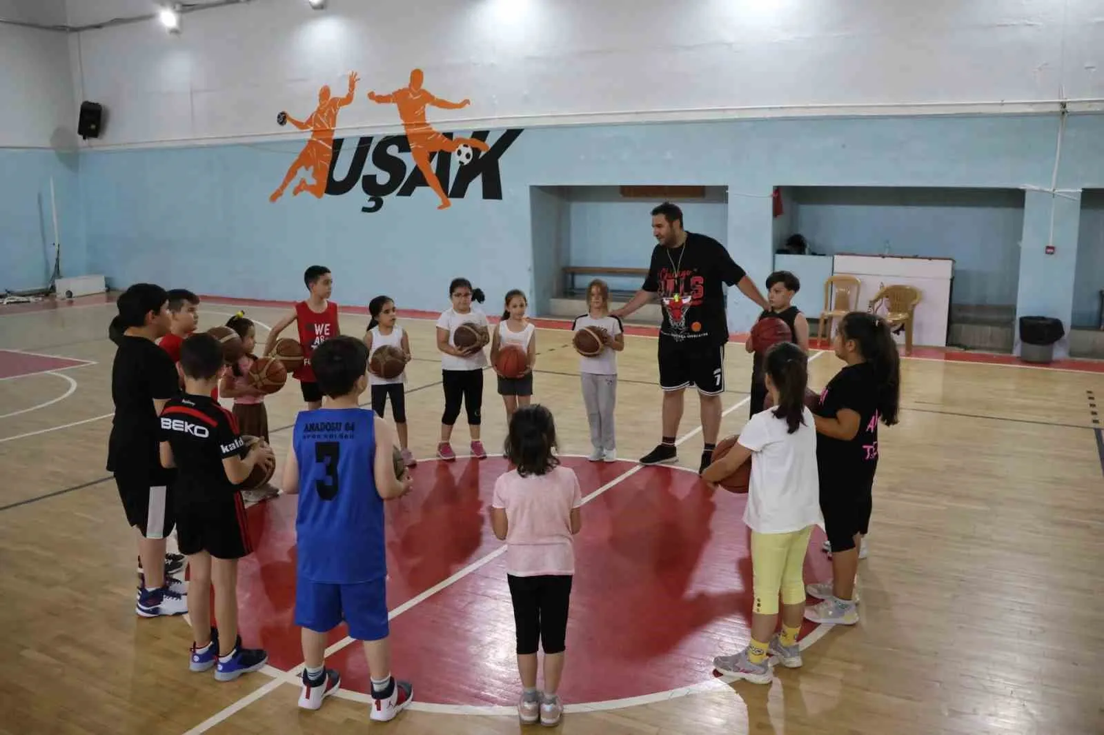 Uşak’ta yazın enerjisi sporla yükseliyor: Binlerce çocuk sahada buluştu