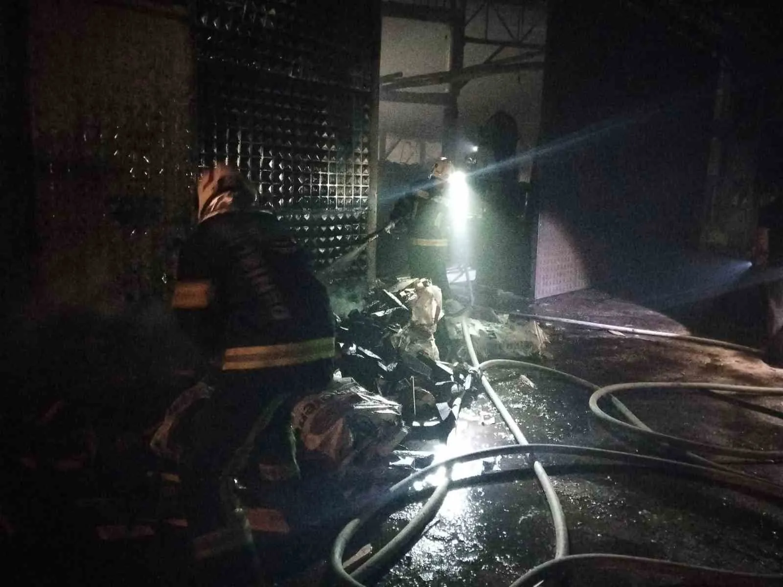 Denizli'de sanayi sitesinde gece mesaisi: Alevler itfaiyenin zamanında müdahalesiyle durduruldu