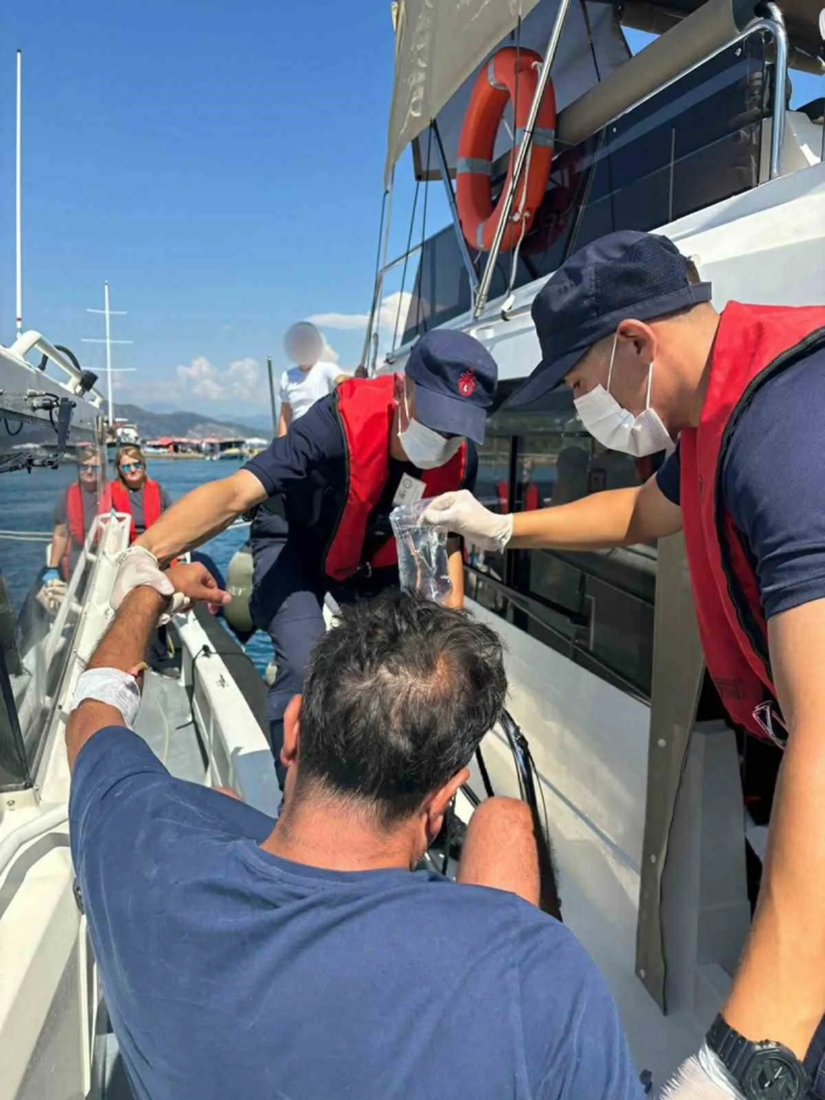 Fethiye açıklarında deniz üzerinde acil müdahale: İki kişi hastaneye yetiştirildi