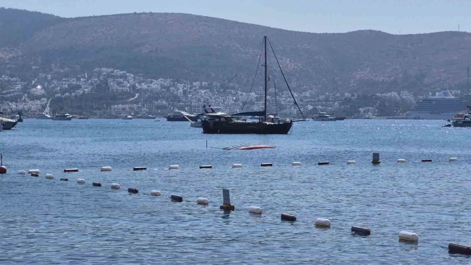 Bodrum'da sessiz veda: Lüks yelkenli sabah saatlerinde sulara gömüldü