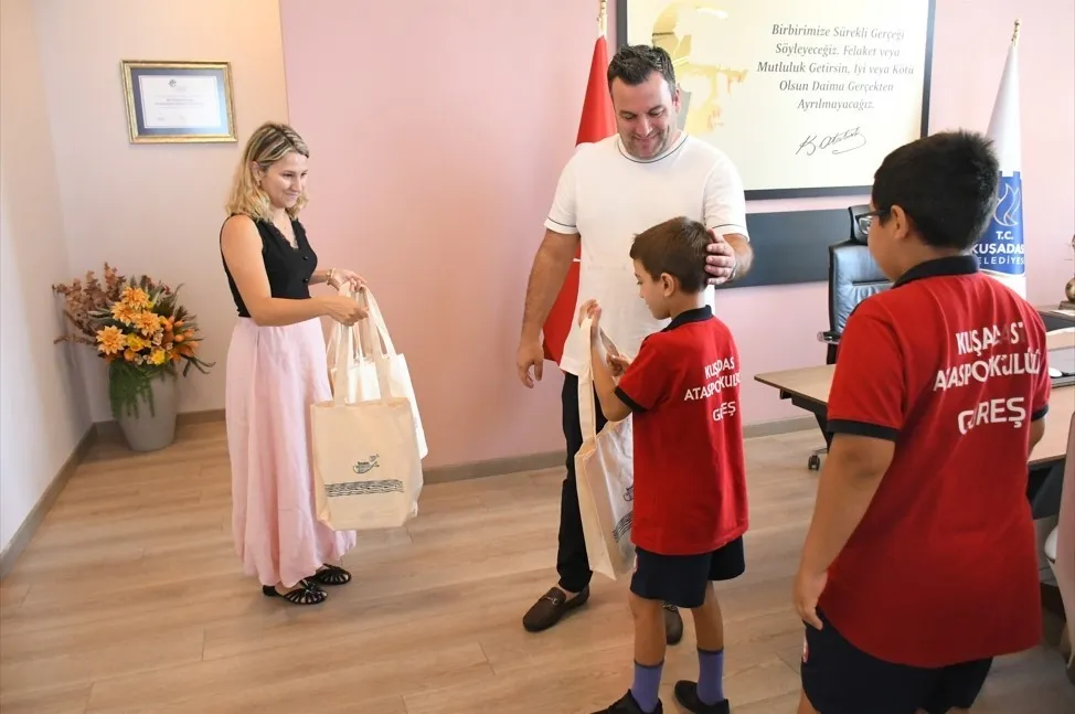 Kuşadası'nın Minik Güreşçilerinden Tarihi Başarı: Kupa ve Madalyalar Başkan Vekili Demirtaş'ı Gururlandırdı