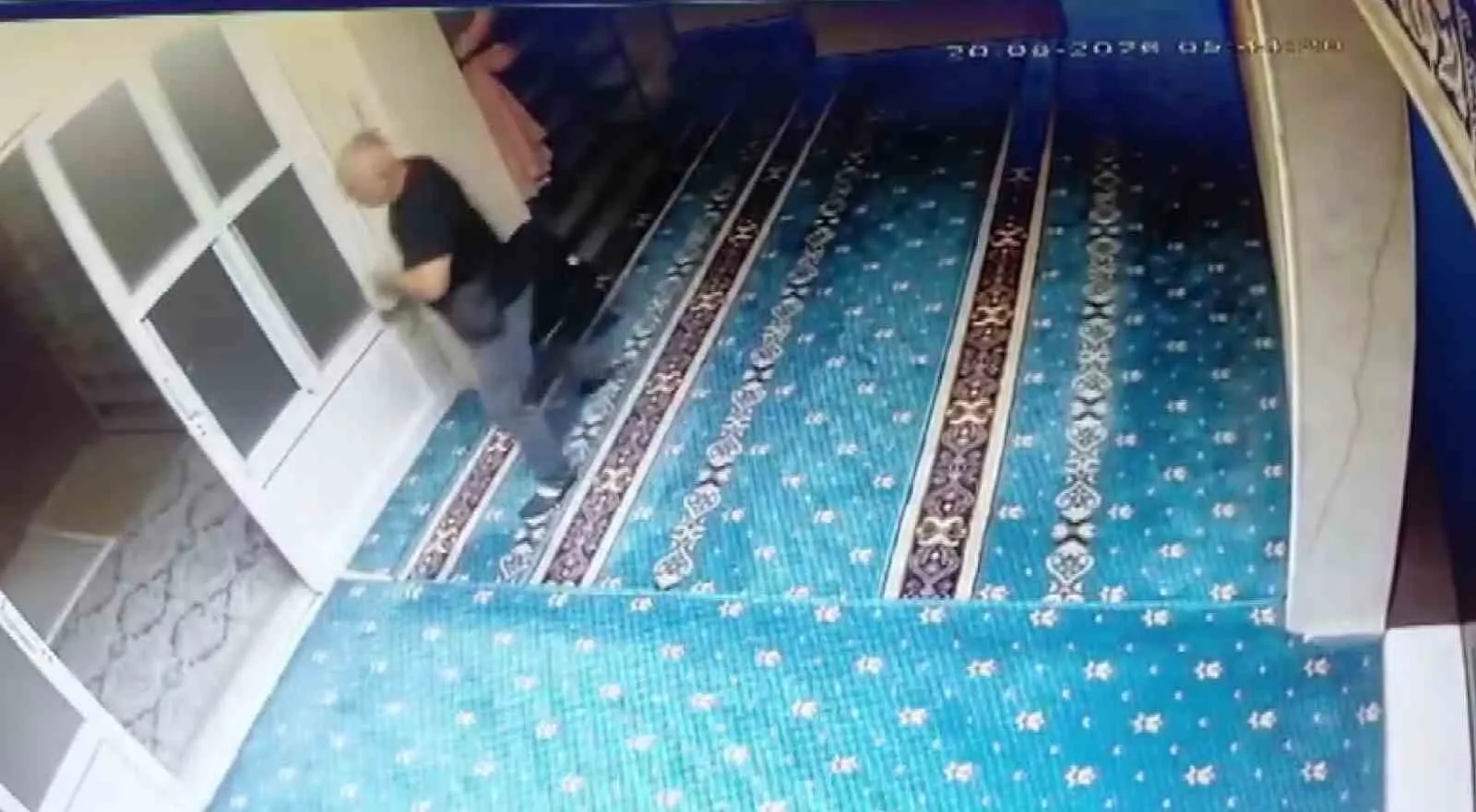 Valizli hırsızın cami turu imamların dikkatiyle son buldu