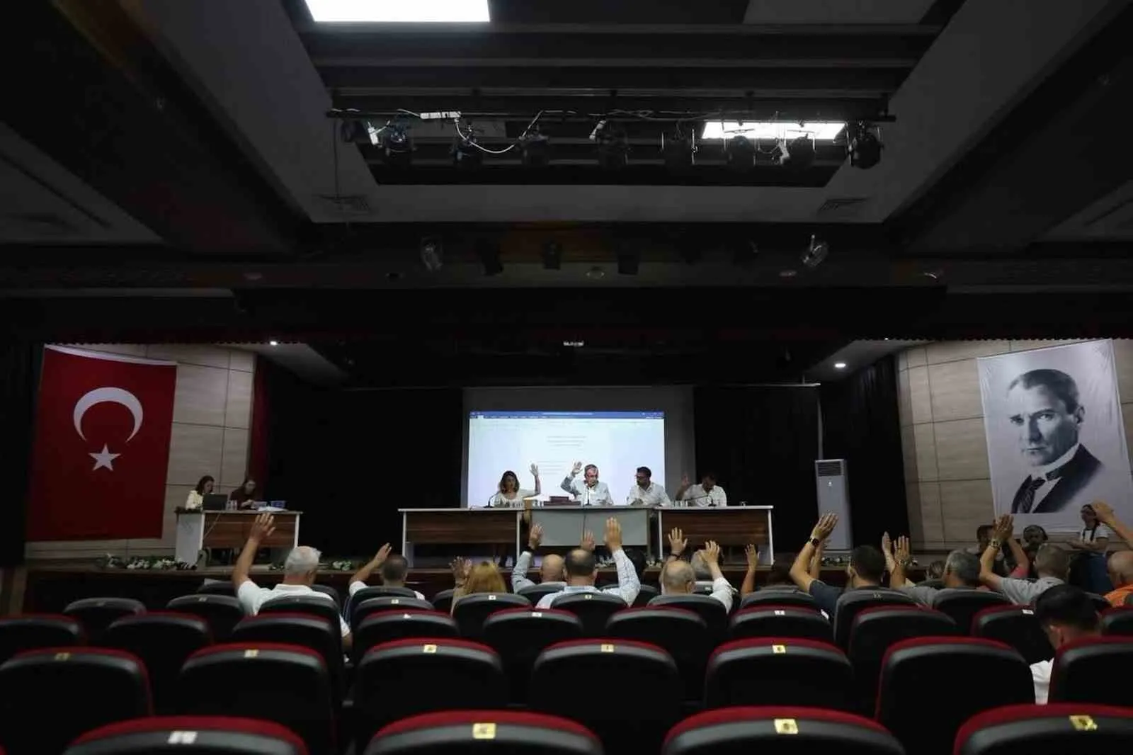Yunusemre Meclisi’nde yeni dönem: Komisyonlar ve yönetim yeniden şekillendi
