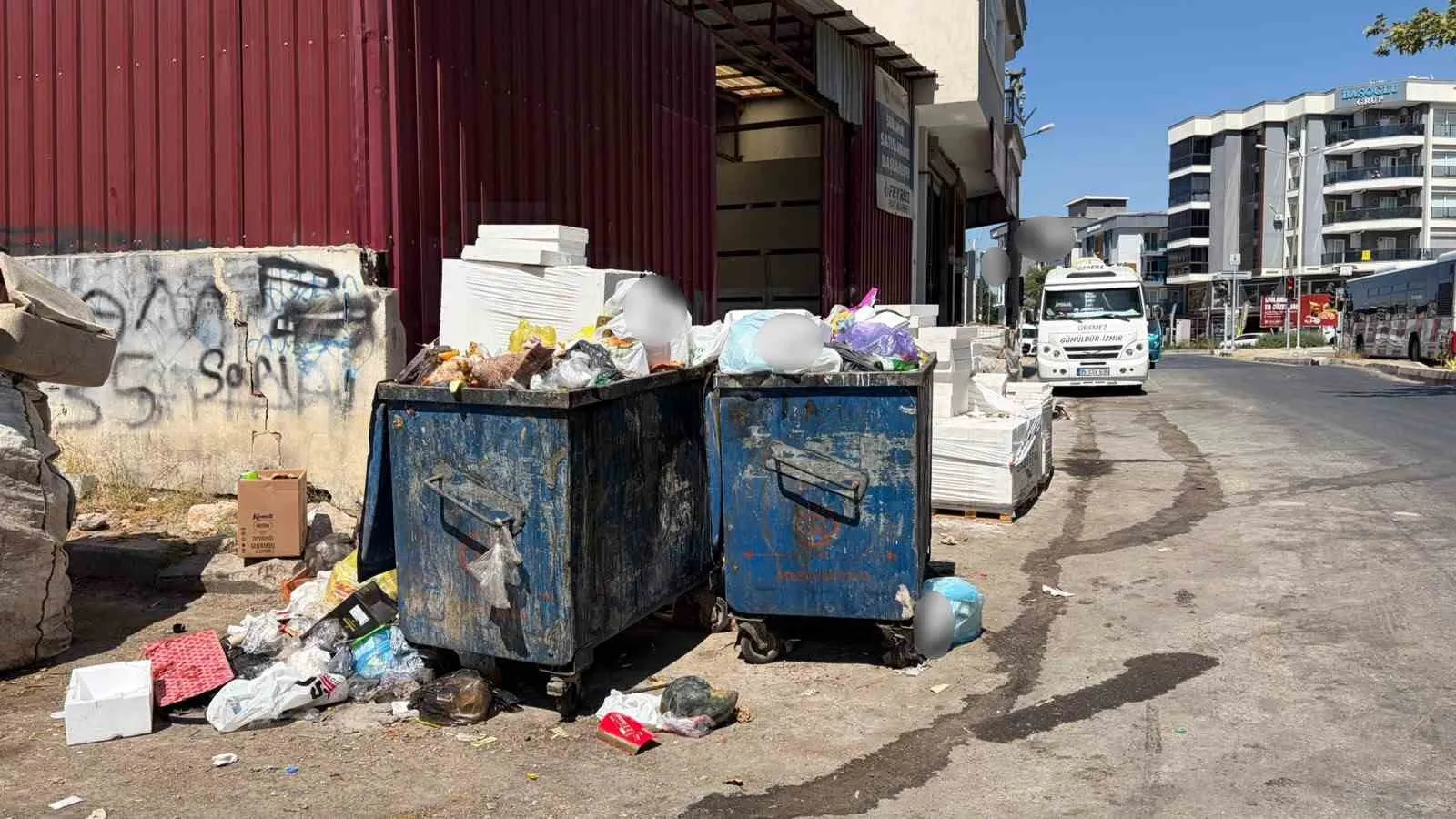Buca’da çöp isyanı: Vatandaşlar belediyeyi protesto etmek için yolu kapattı