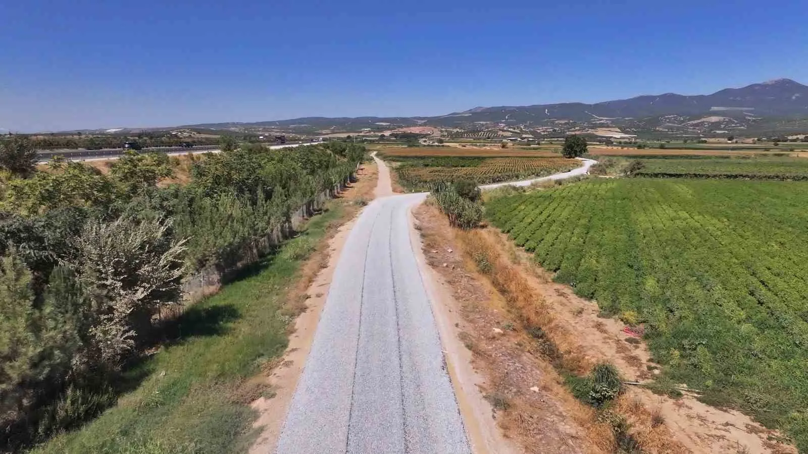 Turgutlu ile Saruhanlı Arasında Çiftçinin Yıllardır Beklediği Ham Toprak Yol Asfalta Kavuşuyor