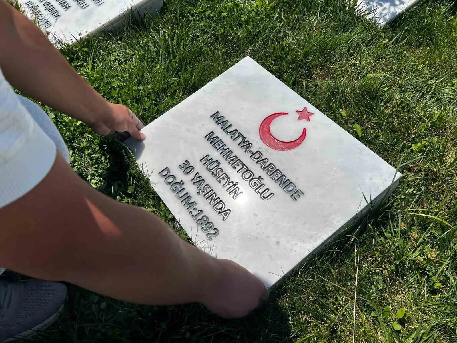 Genç ellerden vefalı dokunuş: 510 şehidin mezar taşına yeniden hayat verdiler