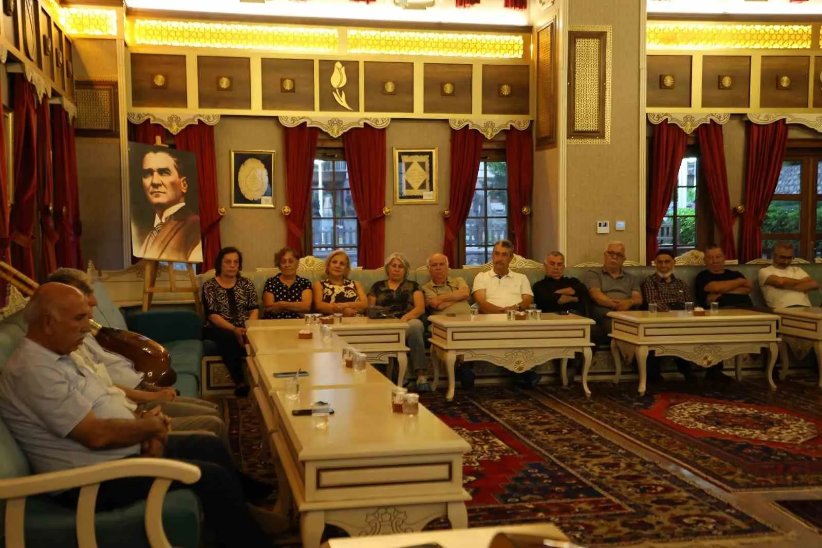 Yunusemre'de ozanlar meydan okudu: Sazın teli şiirin diliyle konuştu