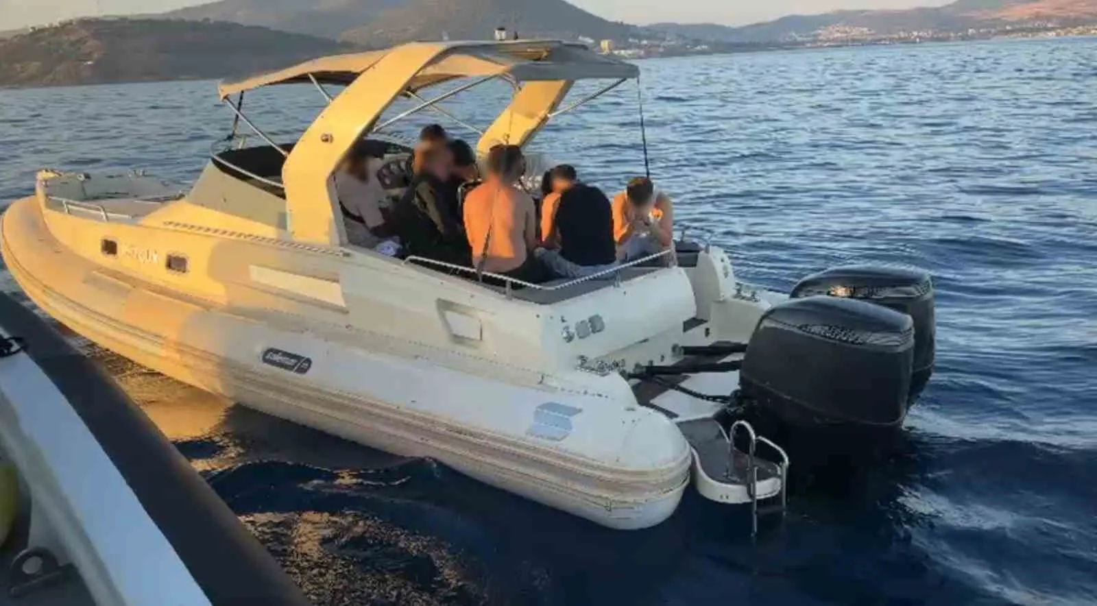 Foça ve Menderes’te Sahil Güvenlik’ten çifte baskın: Botlardaki 44 göçmen kıyıya çıkamadan yakalandı