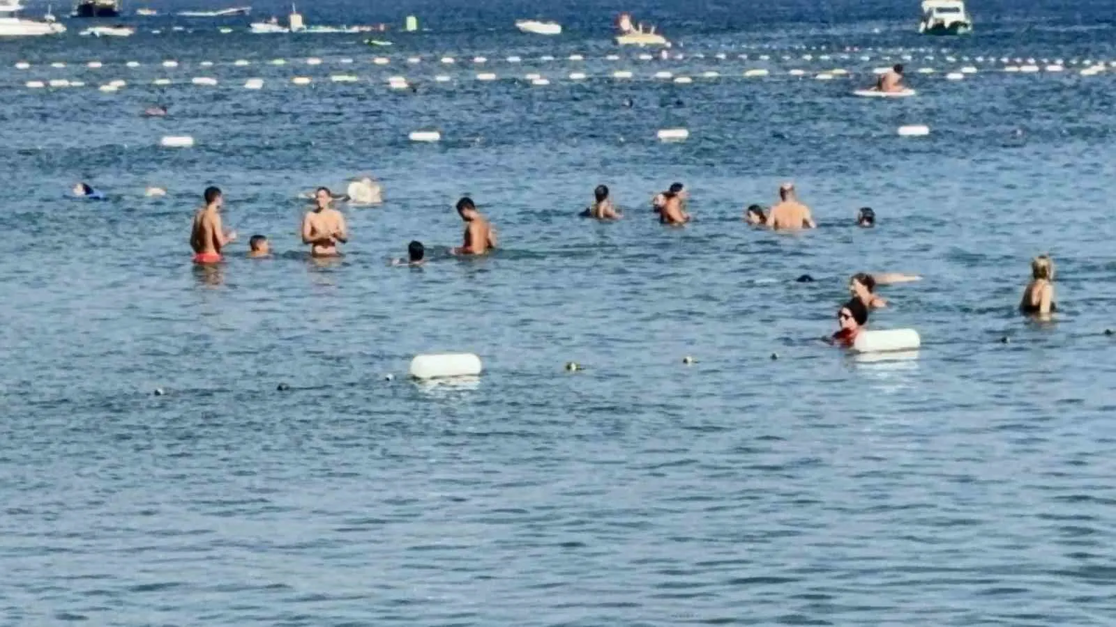 Bodrum’da kavurucu sıcak: Plajlar boşaldı, deniz doldu