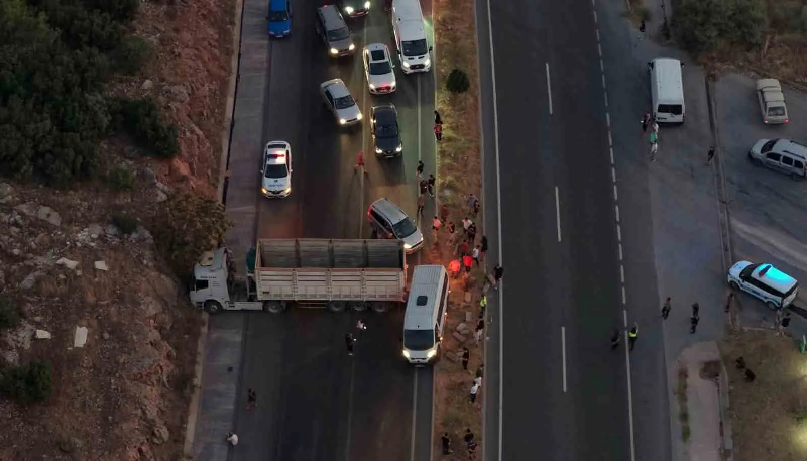 Muğla-Aydın karayolunda tır dehşeti: Dev araç yolu trafiğe kapattı