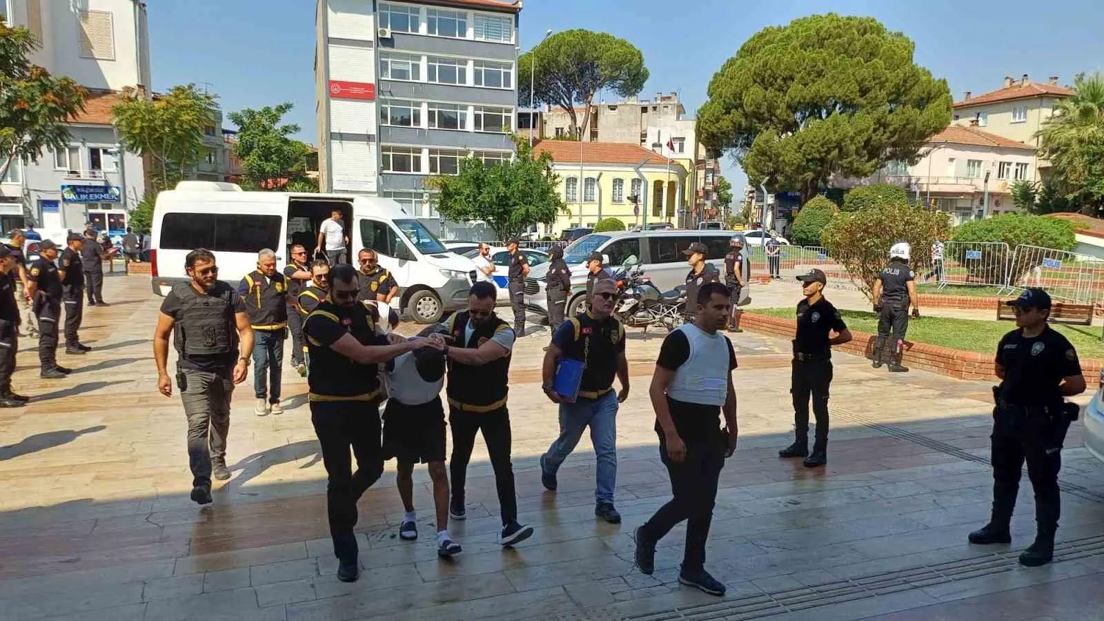 Aydın'da kan donduran infaz: Telefoncu esnafının katil zanlıları hakim karşısında