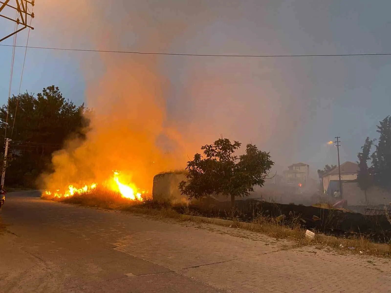 Çardak'ta geceyi aydınlatan alevler korkuttu: Evlere sıçramadan söndürüldü