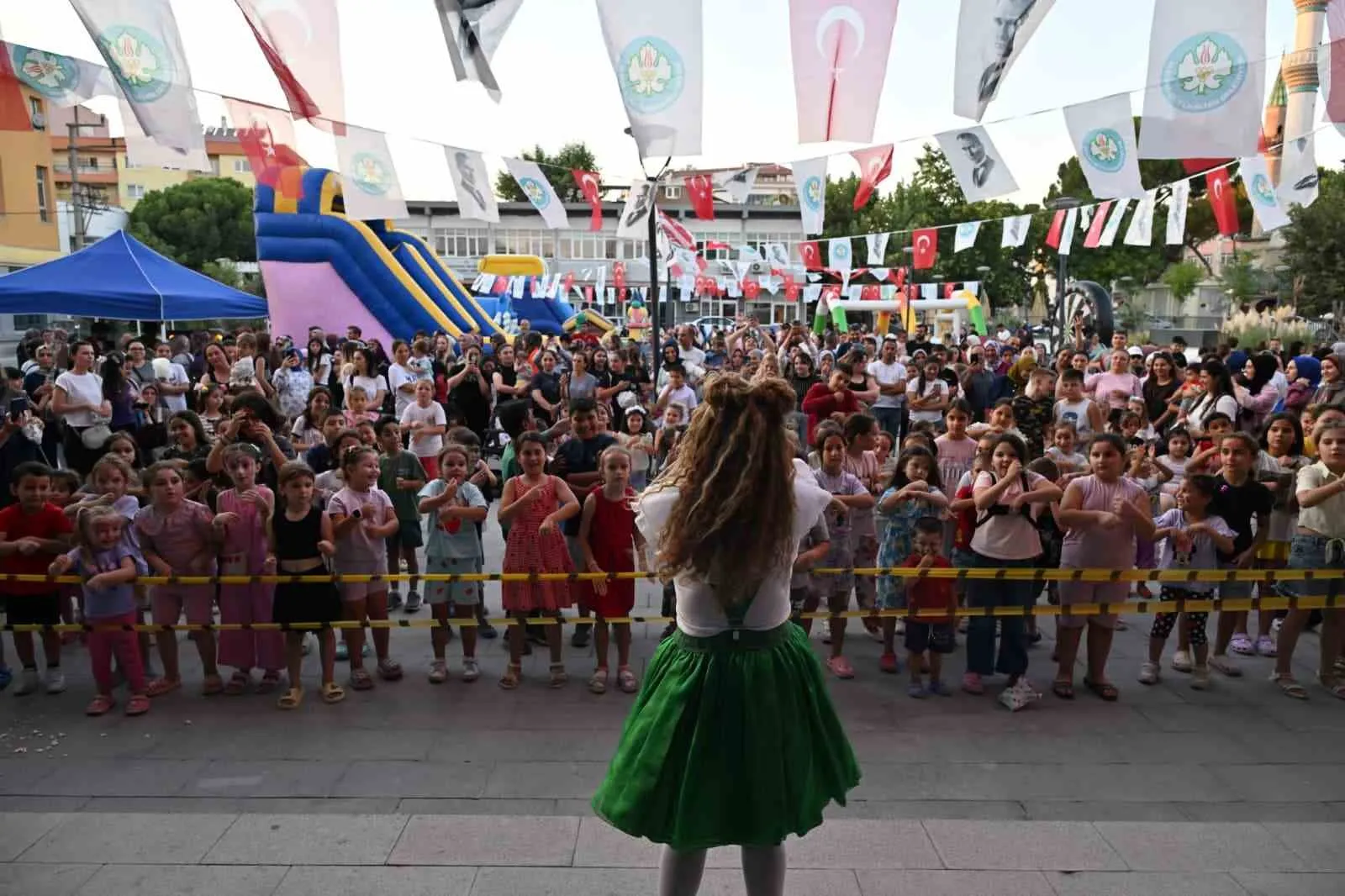 Saruhanlı’da çocukların neşe dolu günü: Şenlik havası ilçeyi sardı