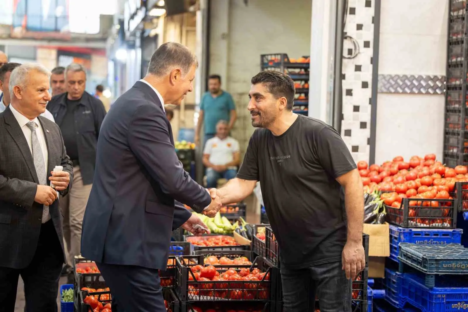 Başkan Tugay’dan hal esnafına ziyaret: "Kalıcı çözümler için buradayım"