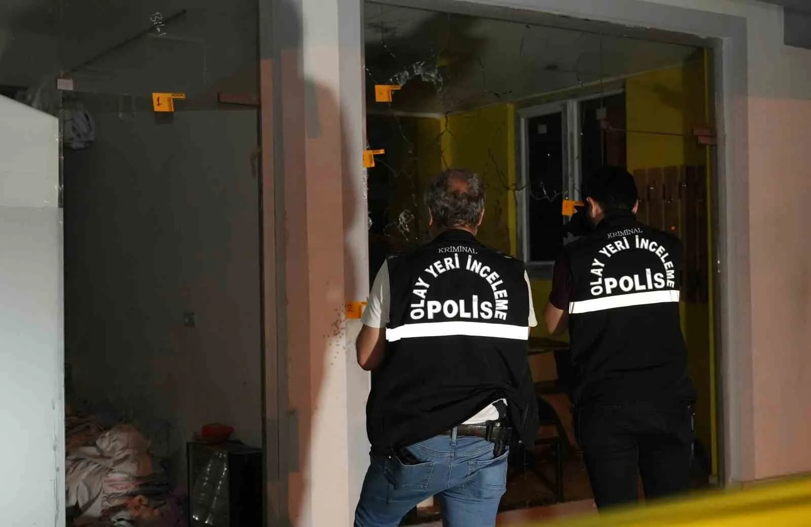 Denizli’de gece yarısı silahlı baskın: Berber dükkanını kurşun yağmuruna tuttular