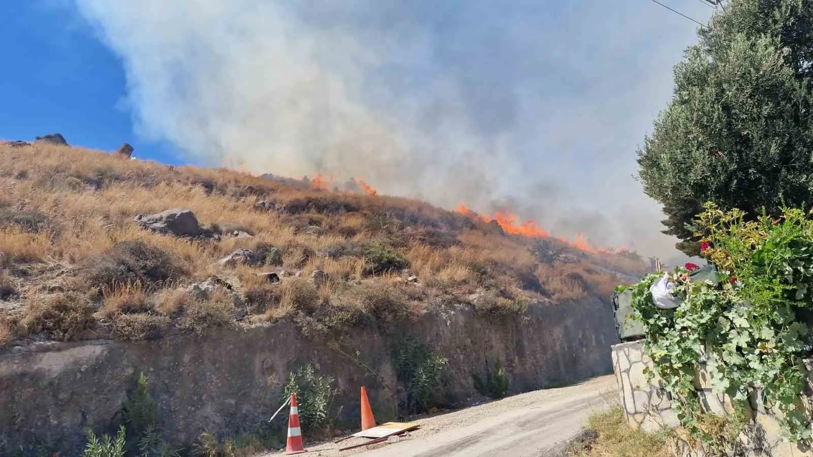 Akyarlar’da Alevlere Havadan ve Karadan Müdahale