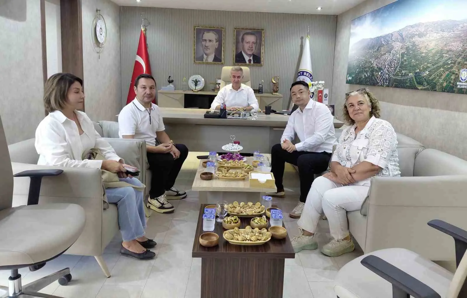 Buharkent’te İncir Bahçesinde Çin Rüzgarı: Milyonluk Takipçili Çiftten Tarıma Tam Not