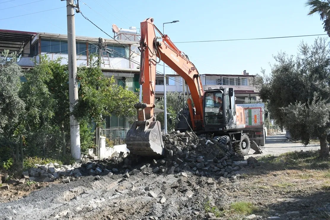 Kuşadası’nda Karaova’nın yeni çehresi: Atatürk Bulvarı’nda 12 bin metrekarelik kilit parke dönemi