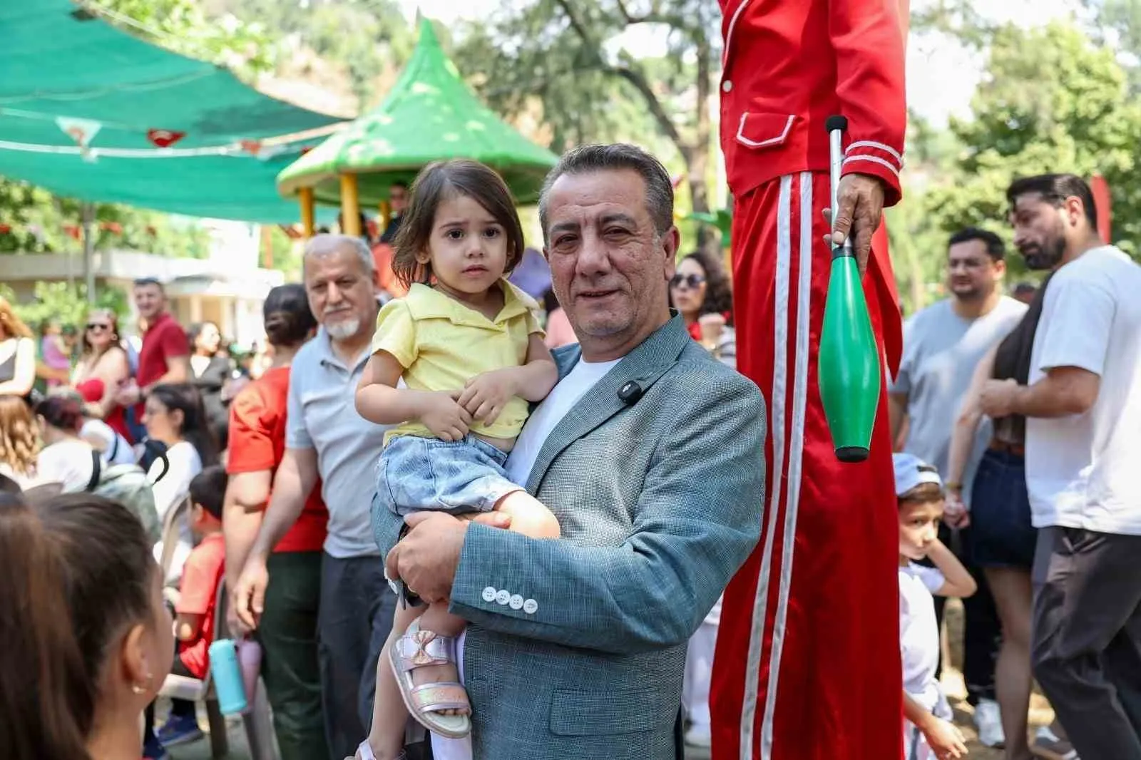 Efeler'de miniklere sahne kapıları açılıyor: Çocuklar hem izleyecek hem oynayacak