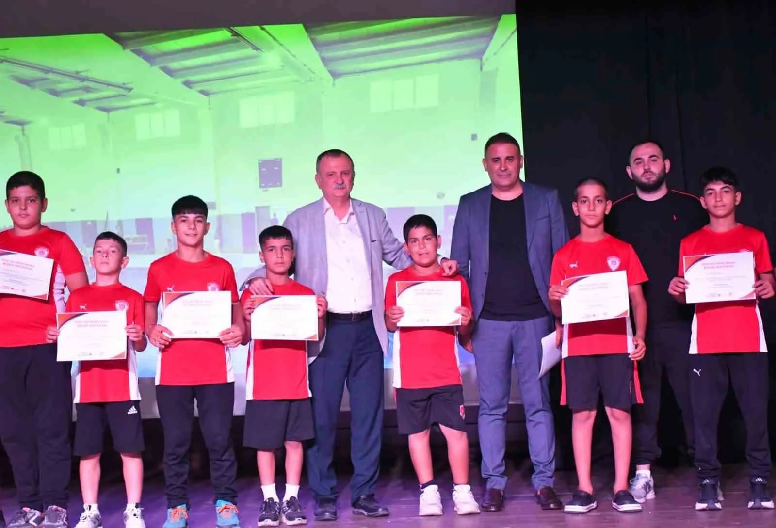 ** Yunusemre’de Spor Seferberliği: 4 Bin Çocuk Yaz Tatilini Arenalarda Geçirdi