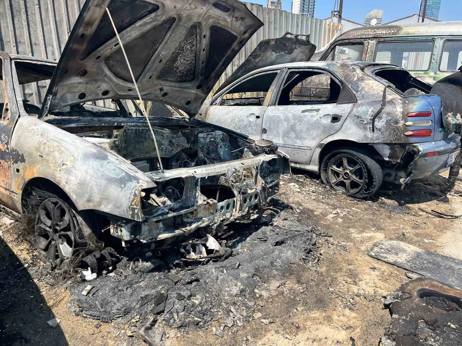 Bornova'da sabah dehşeti: Park halindeki araçlar alevlere teslim oldu