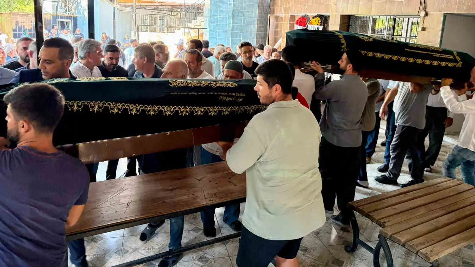 Çiğli'deki faciada yürek yakan veda: Anneanne ve torunu yan yana toprağa verildi