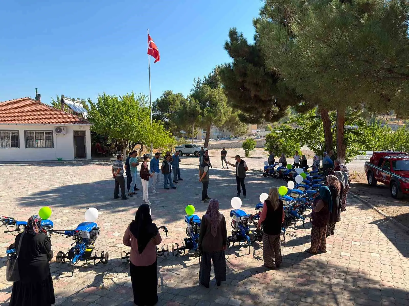 Gördes'te Kırsal Kalkınmaya Kadın Eli: 15 Haneye Tam Destekli Çapa Motoru