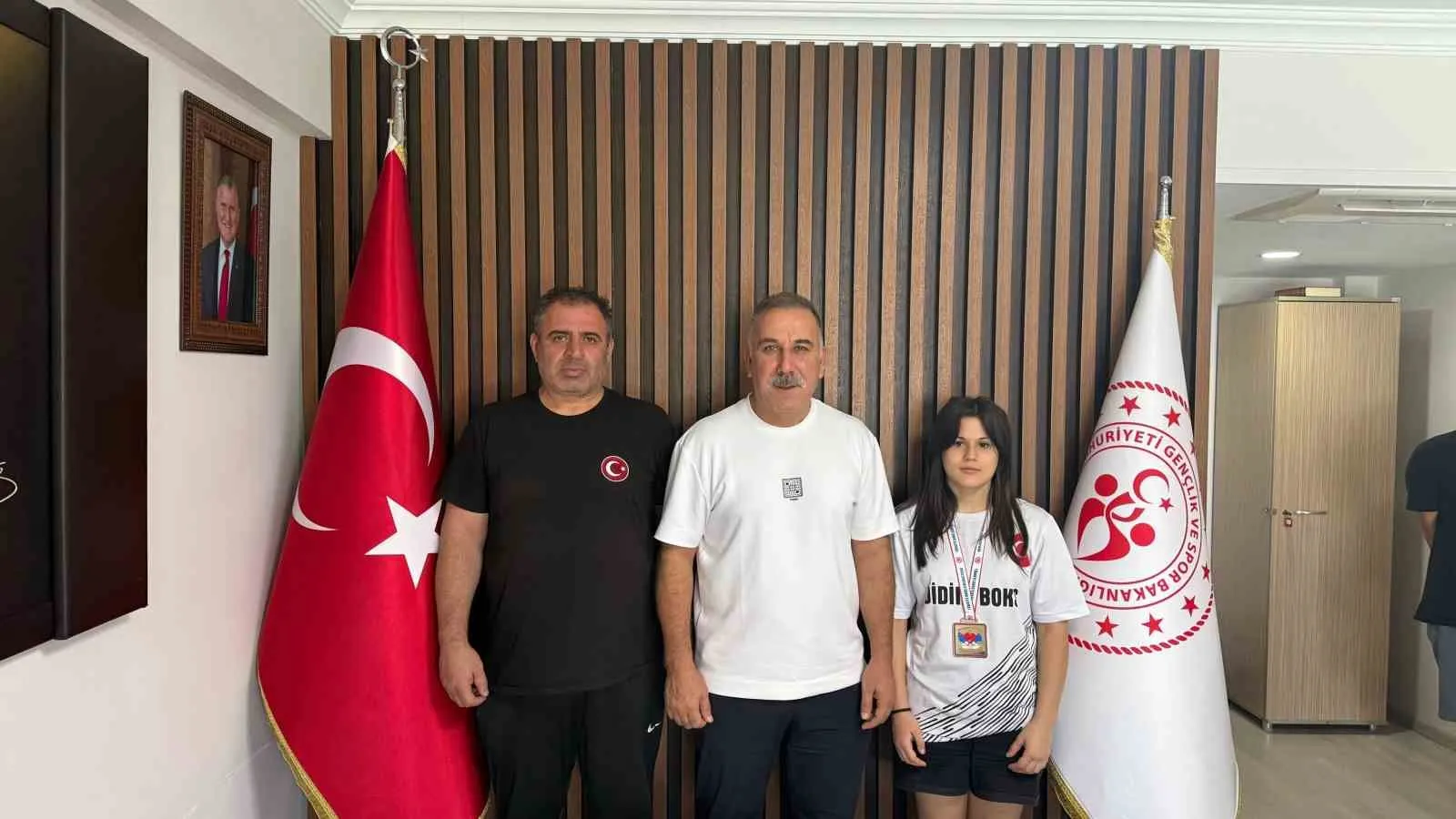 Aydınlı eldivenlerden büyük zafer: Ringde fırtına gibi estiler
