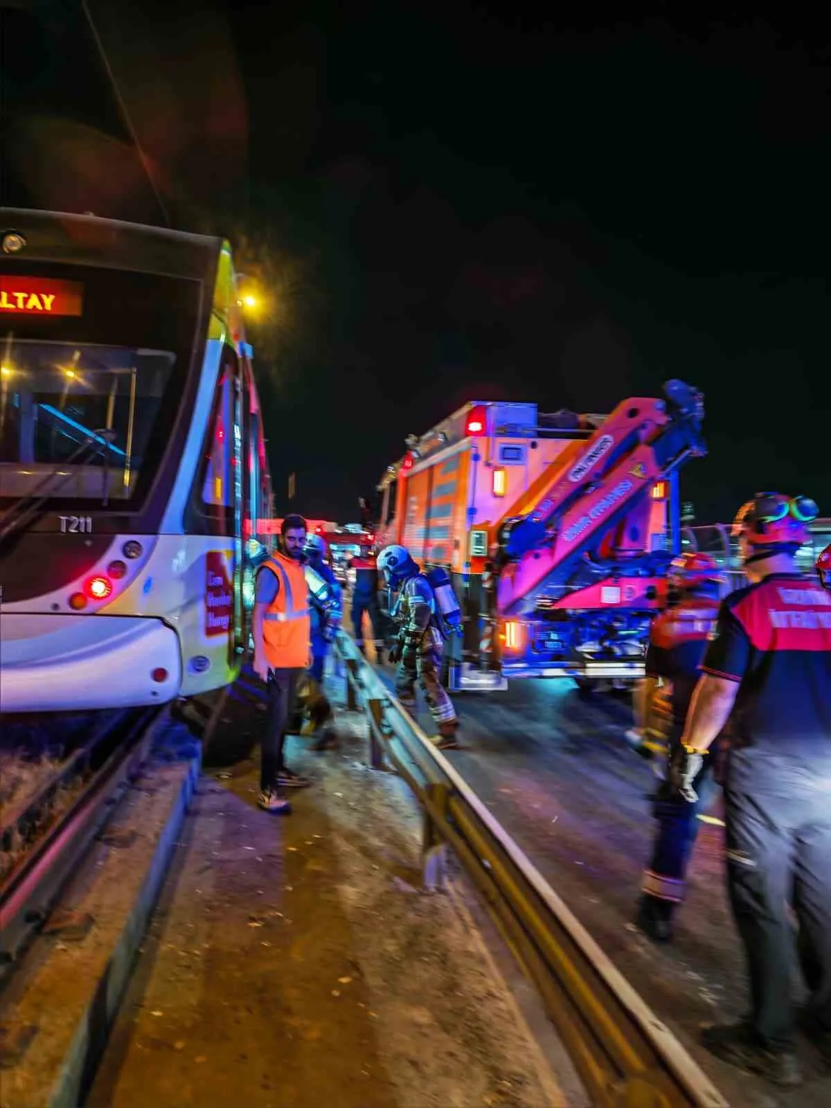 İzmir'de gece yarısı operasyonu: Tramvay hattında gerçeği aratmayan kurtarma provası