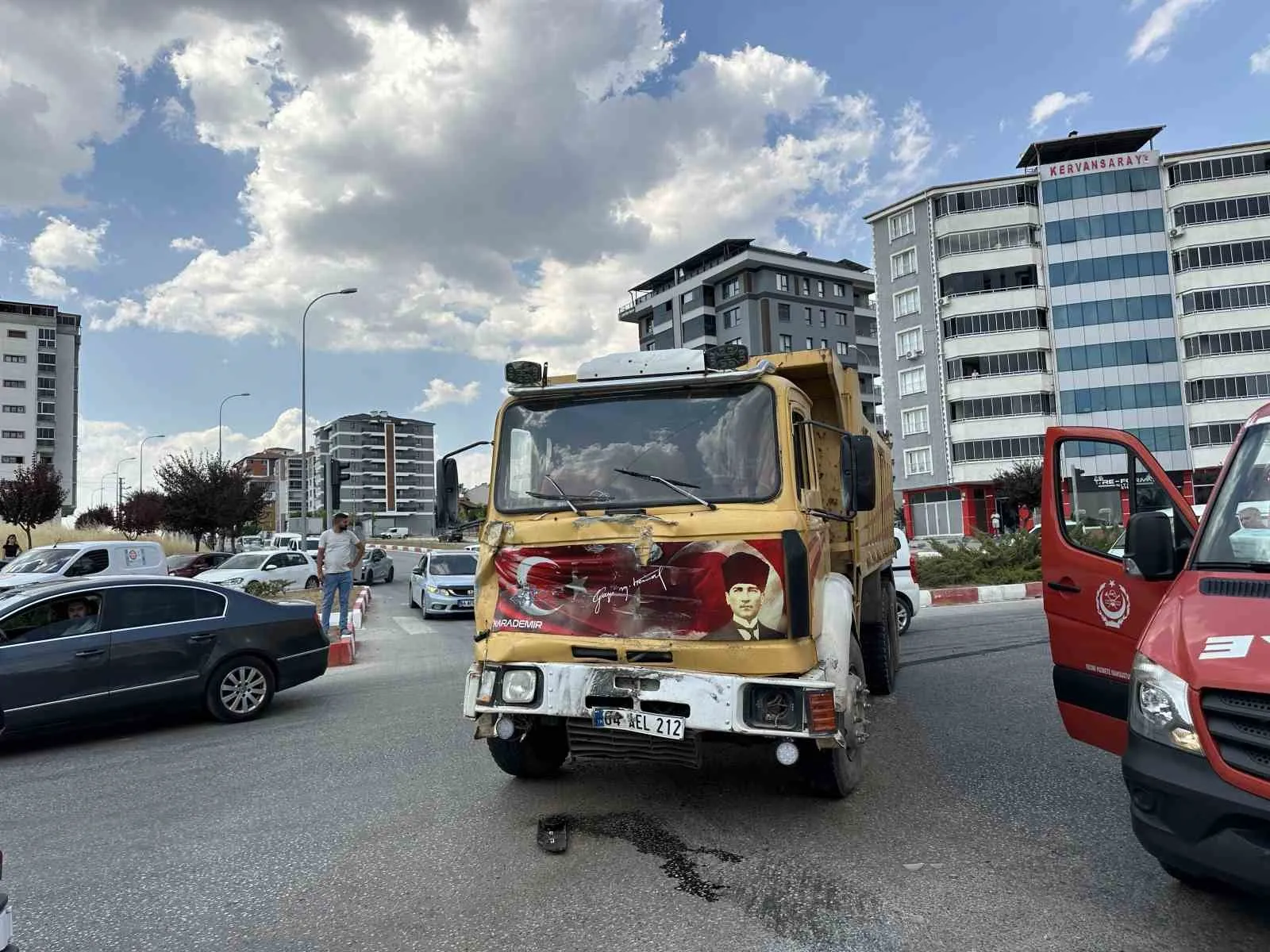 Uşak’ta görev yolunda kaza: İtfaiye aracı devrildi, iki personel hastanelik oldu