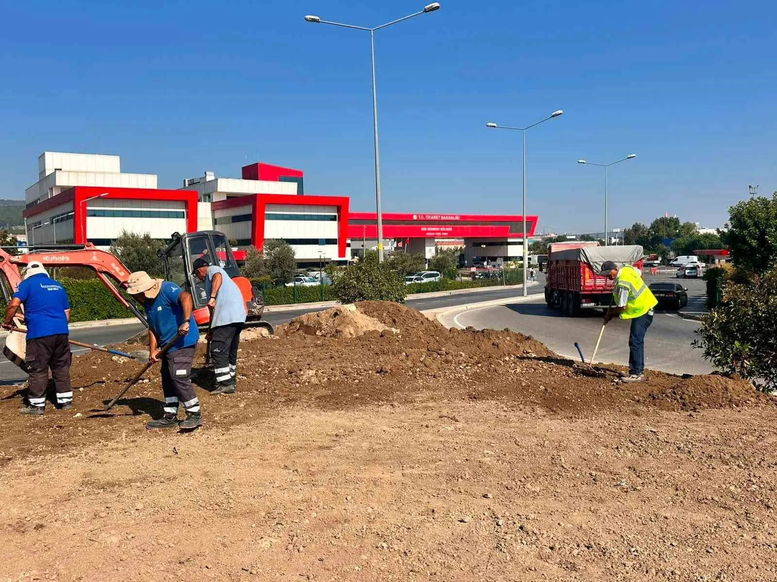 Gaziemir’in kalbi çiçek açtı: ESBAŞ Kavşağı’nda estetik dönüşüm