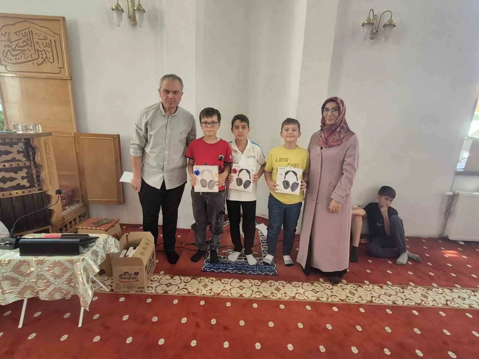 Sandıklı’da cami eğitimi şenliğe dönüştü: Minik öğrencilere sürpriz ödüller