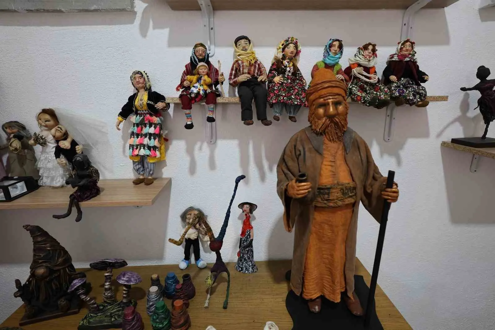 Kimya laboratuvarından sanat atölyesine: Emekli mühendis geleneksel bebeklere hayat veriyor