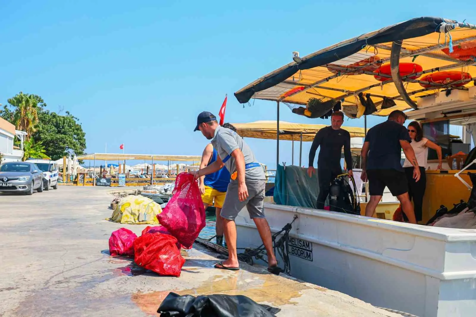 Bodrum’un sularında temizlik mesaisi: 250 kilo atık denizden çıkarıldı