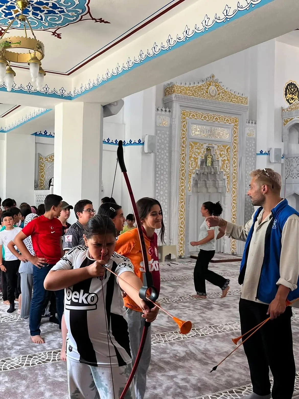 Menteşe’de gönüllü gençlerden çocuklara oyun dolu sürpriz