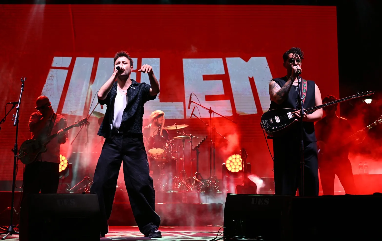 Demirci’de Festivalin Üçüncü Gecesinde İkilem Rüzgarı Esti, Meydan Coşkuyla İnledi