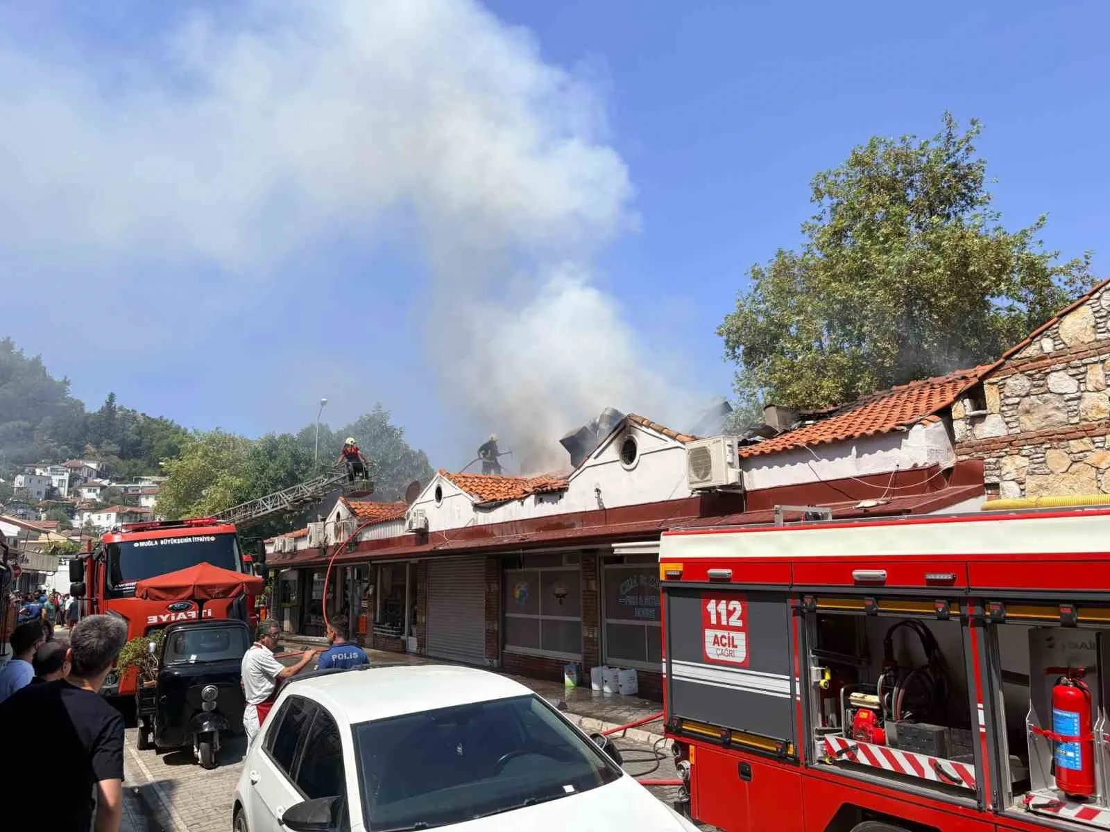Fethiye'de balık halini dumanlar sardı: İtfaiyeden kritik müdahale