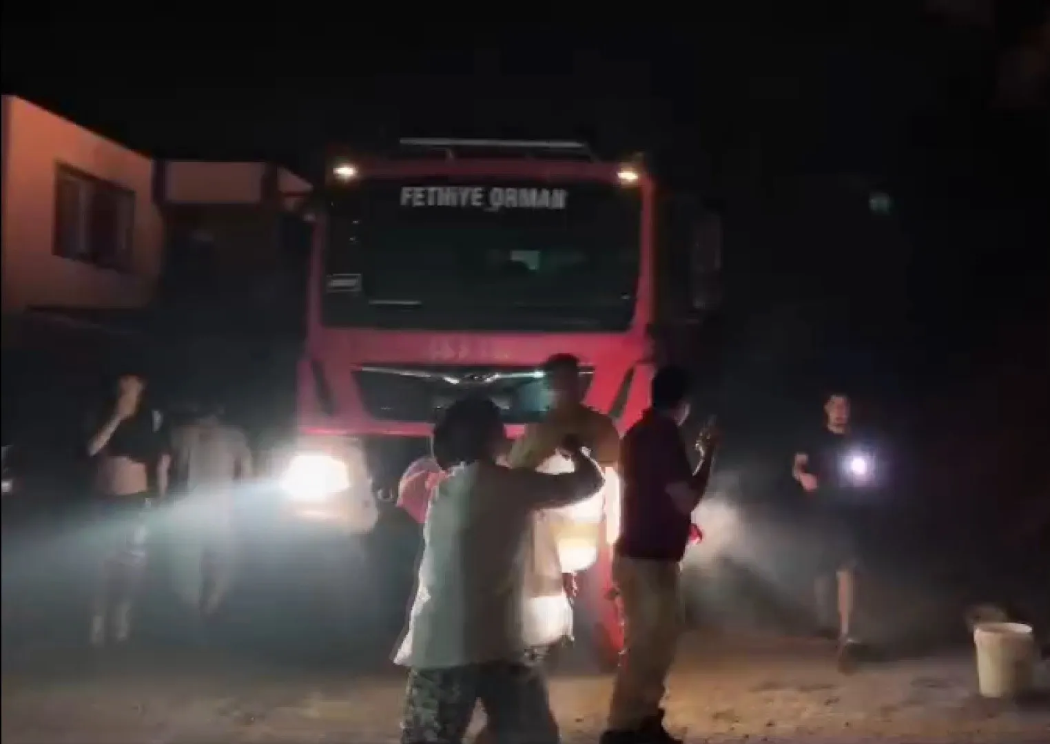 Fethiye’de Alevlere Karşı Ortak Mücadele: Ellerinde Kovalarla Yangına Koştular
