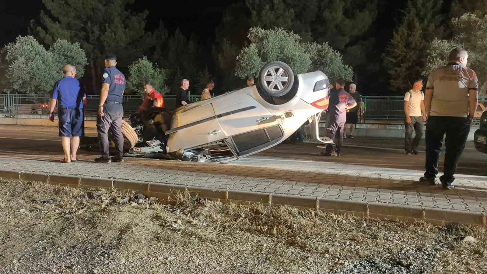 Menteşe'de trafik dehşeti: Ters yöne giren otomobil hurdaya döndü